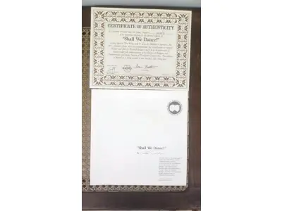 LOTE 084 - 01 COLECIONADOR VINTAGE "O SAPATEIRO",  FOI CRIADO POR KNOWLES EM 1978. PRATO VINTAGE PERTENCE AO FINAL DO SÉCULO XX E FOI PRODUZIDO NOS ESTADOS UNIDOS COM TÉCNICAS DE CERÂMICA ARTÍSTICA, PERFEITO PARA COLECIONADORES DE PRATOS DECORATIVOS E FÃS DA OBRA DE NORMAN ROCKWELL. SEU ESTILO DECORATIVO E A TEMÁTICA DA CULTURA AMERICANA O TORNAM UM ÓTIMO COMPLEMENTO PARA QUALQUER COLEÇÃO. ITEM FOI ENCONTRADO EM UM ARMÁRIO DURANTE A VENDA DE UMA PROPRIEDADE, APÓS MUITOS ANOS GUARDADOS. “CAIXA ORIGINAL E COM CERTIFICADO DE AUTENTICIDADE, SUPORTE PARA PRATO NÃO INCLUÍDO NESTA VENDA. (NO ESTADO) ATENÇÃO! FAZER A VISITAÇÃO ANTES DE ARREMATAR, NÃO SABEMOS SE FUNCIONA, LEILÃO NÃO TEM GARANTIA E NEM DEVOLUÇÃO, SUJEITO A POSSÍVEIS AVARIAS VISÍVEIS/OCULTAS E/OU AUSÊNCIA DE COMPONENTES.