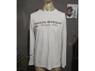 LOTE 209 - 01 CAMISA MANGA LONGA GIVENCHY. TAMANHO MÉDIO. (NO ESTADO) ATENÇÃO! FAZER A VISITAÇÃO ANTES DE ARREMATAR, NÃO SABEMOS SE FUNCIONA, LEILÃO NÃO TEM GARANTIA E NEM DEVOLUÇÃO, SUJEITO A POSSÍVEIS AVARIAS VISÍVEIS/OCULTAS E/OU AUSÊNCIA DE COMPONENTES.