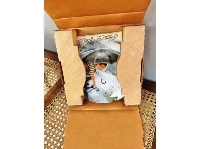 LOTE 032 - 01 PRATO DE COLECIONADOR DE EDIÇÃO LIMITADA DA COLEÇÃO "MARAVILHAS DA INFÂNCIA", INTITULADO "TOCANDO O CÉU",APRESENTA UMA IMAGEM ENCANTADORA DE UM MENINO SEGURANDO UM GUARDA-CHUVA APÓS A CHUVA. O PRATO É FEITO DE PORCELANA FINA E APRESENTA UM DESIGN MULTICOLORIDO E COLORIDO. FOI FABRICADO EM 1982 PELA PEMBERTON & OAKES E É PERFEITO PARA QUALQUER COLECIONADOR OU FÃ DE ITENS RAROS E PRIMEIRO PRATO  DA COLEÇÃO DE PRATOS "MARAVILHAS DA INFÂNCIA". POR DONALD ZOLAN. COM CERTIFICADO DE AUTENTICIDADE ITEM COMPRADO EM GARAGEM DE ANTIGUIDADES DOS EUA.SUPORTE PARA PRATO NÃO INCLUÍDO NESTA VENDA. (NO ESTADO) ATENÇÃO! FAZER A VISITAÇÃO ANTES DE ARREMATAR, NÃO SABEMOS SE FUNCIONA, LEILÃO NÃO TEM GARANTIA E NEM DEVOLUÇÃO, SUJEITO A POSSÍVEIS AVARIAS VISÍVEIS/OCULTAS E/OU AUSÊNCIA DE COMPONENTES.