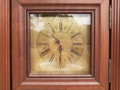 LOTE 023 - 01 LINDO RELÓGIO COLUNA COM FUNCIONANDO, 199 X 44 X 38 CM. (NO ESTADO) ATENÇÃO! FAZER A VISITAÇÃO ANTES DE ARREMATAR, NÃO SABEMOS SE FUNCIONA, LEILÃO NÃO TEM GARANTIA E NEM DEVOLUÇÃO, SUJEITO A POSSÍVEIS AVARIAS VISÍVEIS/OCULTAS E/OU AUSÊNCIA DE COMPONENTES.