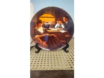 01 RARO PRATO DE NORMAN ROCKWELL COM21 CM DE DIÂMETRO. A PRIMEIRA EDIÇÃO LIMITADA "FATHER'S HELP" DE CERTIFICADO COMO UM "VERDADEIRO CLÁSSICO ROCKWELL" PELA ROCKWELL SOCIETY OF AMERICA.FEITO EM UMA EDIÇÃO ESTRITAMENTE LIMITADA A 150 DIAS DE QUEIMA NOS EUA. POR KNOWLES, O NOME MAIS ANTIGO DA AMÉRICA EM FINE PORCELANA CHINA. ITEM DE COLECIONADOR DA SÉRIE LIGHT CAMPAIGN DE NORMAN ROCKWELL. ESTE PRATO VINTAGE DO FINAL DO SÉCULO XX (1980-1989) APRESENTA O CLÁSSICO DESIGN "AJUDA DO PAI" E FOI FABRICADO NOS ESTADOS UNIDOS. ITEM FOI ENCONTRADO EM UM ARMÁRIO DURANTE A VENDA DE UMA PROPRIEDADE NOS EUA APÓS MUITOS ANOS GUARDADOS.  CAIXA “ORIGINAL E COM CERTIFICADO DE AUTENTICIDADE, SUPORTE PARA PRATO NÃO INCLUÍDO NESTA VENDA. (NO ESTADO) ATENÇÃO! FAZER A VISITAÇÃO ANTES DE ARREMATAR, NÃO SABEMOS SE FUNCIONA, LEILÃO NÃO TEM GARANTIA E NEM DEVOLUÇÃO, SUJEITO A POSSÍVEIS AVARIAS VISÍVEIS/OCULTAS E/OU AUSÊNCIA DE COMPONENTES.