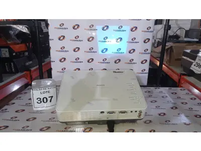 LOTE 307 - 01 PROJETOR MARCA SANYO COM CABOS. (NO ESTADO) ATENÇÃO! FAZER A VISITAÇÃO ANTES DE ARREMATAR, NÃO SABEMOS SE FUNCIONA, LEILÃO NÃO TEM GARANTIA E NEM DEVOLUÇÃO, SUJEITO A POSSÍVEIS AVARIAS VISÍVEIS/OCULTAS E/OU AUSÊNCIA DE COMPONENTES.