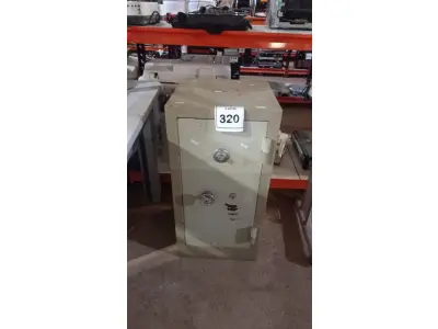 LOTE 320 - 01 COFRE. (NO ESTADO) ATENÇÃO! FAZER A VISITAÇÃO ANTES DE ARREMATAR, NÃO SABEMOS SE FUNCIONA, LEILÃO NÃO TEM GARANTIA E NEM DEVOLUÇÃO, SUJEITO A POSSÍVEIS AVARIAS VISÍVEIS/OCULTAS E/OU AUSÊNCIA DE COMPONENTES.