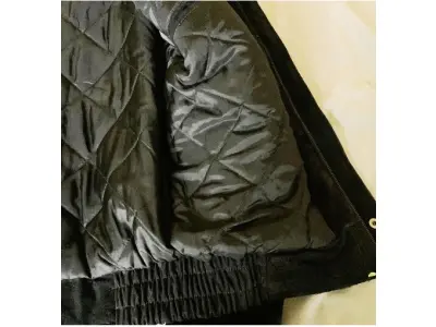 LOTE 005 - 01 JAQUETA DE COURO PRETA DE CAMURÇA MASCULINA TAMANHO M COMPRADO EM LOJA NOS EUA.NO BRASIL EM EXCELENTE ESTADO. . (NO ESTADO) ATENÇÃO! FAZER A VISITAÇÃO ANTES DE ARREMATAR, NÃO SABEMOS SE FUNCIONA, LEILÃO NÃO TEM GARANTIA E NEM DEVOLUÇÃO, SUJEITO A POSSÍVEIS AVARIAS VISÍVEIS/OCULTAS E/OU AUSÊNCIA DE COMPONENTES.