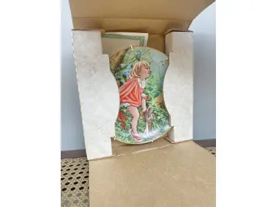 LOTE 257 - 01 LINDO PRATO DE  STRATFORD/NANCY TURNER LTD PRATO ED: O MUNDO DE SUSAN - JOVEM NA FLORESTA. PRATO  DE EDIÇÃO LIMITADA EMITIDA PELA STRATFORD COLLECTION, LTD., DE 1983,CRIADA A PARTIR DE UMA OBRA DE ARTE ORIGINAL DA ARTISTA NANCY TURNER, "O MUNDO DE SUSAN", DA COLEÇÃO DE PLACAS DE EDIÇÃO LIMITADA "REAL CHILDREN". A PLACA APRESENTA UMA LINDA GAROTINHA SENTADA NA FLORESTA. ESTA PLACA DE COLECIONADOR DE EDIÇÃO LIMITADA É FEITA APENAS PARA FINS DECORATIVOS; COM 21 CM DE DIÂMETRO  Nº 542, EMITIDA EM 1983. SEGUNDA EDIÇÃO DA SÉRIE. A PLACA ESTÁ EM EXCELENTES CONDIÇÕES, COMO NOVA, SEM CORTES, RACHADURAS, TRINCAS OU REPAROS. E COM CERTIFICADO DE AUTENTICIDADE DA PEÇA  CORES LINDAS COM RIQUEZA DE DETALHES! ITEM COMPRADO E GARAGENS DE ANTIGUIDADES NOS EUA. SUPORTE PARA PRATO NÃO INCLUÍDO NESTA VENDA. (NO ESTADO) ATENÇÃO! FAZER A VISITAÇÃO ANTES DE ARREMATAR, NÃO SABEMOS SE FUNCIONA, LEILÃO NÃO TEM GARANTIA E NEM DEVOLUÇÃO, SUJEITO A POSSÍVEIS AVARIAS VISÍVEIS/OCULTAS E/OU AUSÊNCIA DE COMPONENTES.