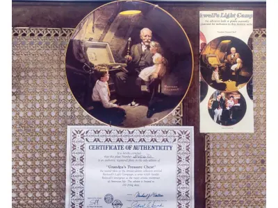 01 BELO PRATO DE COLECIONADOR DE NORMAN ROCKWELL APRESENTA O ICÔNICO DESIGN "LIGHT CAMPAIGN", EM PORCELANA MULTICOLORIDA. COM 21,5 CM DE DIÂMETRO,  É UM COMPLEMENTO PERFEITO PARA QUALQUER COLEÇÃO. O PRATO FOI PRODUZIDO NOS ESTADOS UNIDOS NO FINAL DO SÉCULO XX, ESPECIFICAMENTE EM 1981,O PRATO É UMA ÓTIMA REPRESENTAÇÃO DA CULTURA E HISTÓRIA AMERICANA E SERIA UM PRESENTE PERFEITO PARA QUALQUER COLECIONADOR OU APRECIADOR DA OBRA DE NORMAN ROCKWELL. COM CERTIFICADO DE AUTENTICIDADE. ITEM COMPRADO E GARAGENS DE ANTIGUIDADES NOS EUA.SUPORTE PARA PRATO NÃO INCLUÍDO NESTA VENDA. (NO ESTADO) ATENÇÃO! FAZER A VISITAÇÃO ANTES DE ARREMATAR, NÃO SABEMOS SE FUNCIONA, LEILÃO NÃO TEM GARANTIA E NEM DEVOLUÇÃO, SUJEITO A POSSÍVEIS AVARIAS VISÍVEIS/OCULTAS E/OU AUSÊNCIA DE COMPONENTES.