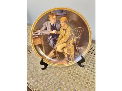 01 RARO PRATO DE NORMAN ROCKWELL "CONFIANDO NA TOCA" PEÇA DE COLECIONADOR VINTAGE NORMAN ROCKWELL " EM INGLÊS "CONFIDING IN THE DEN" COM DETALHES EM OURO 24K. PRATO NUMERADO DE PORCELANA FINA EDWIN M. KNOWLES. EDIÇÃO LIMITADA DE NORMAN ROCKWELL, DÉCIMA PRIMEIRA EDIÇÃO DA COLEÇÃO MULHERES REDESCOBERTAS DE ROCKWELL, FEITA EM UMA EDIÇÃO ESTRITAMENTE LIMITADA A CEM DIAS DE QUEIMA E CERTIFICADA COMO UM "VERDADEIRO CLÁSSICO ROCKWELL" PELA ROCKWELL SOCIETY OF AMERICA. COM CERTIFICADO DE AUTENTICIDADE E CAIXA ORIGINAL. O PRATO MEDE 21,5 CM DE DIÂMETRO. SUPORTE PARA PRATO NÃO INCLUÍDO NESTA VENDA. (NO ESTADO) ATENÇÃO! FAZER A VISITAÇÃO ANTES DE ARREMATAR, NÃO SABEMOS SE FUNCIONA, LEILÃO NÃO TEM GARANTIA E NEM DEVOLUÇÃO, SUJEITO A POSSÍVEIS AVARIAS VISÍVEIS/OCULTAS E/OU AUSÊNCIA DE COMPONENTES.