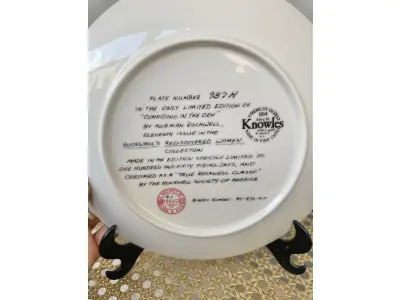 LOTE 074 - 01 RARO PRATO DE NORMAN ROCKWELL "CONFIANDO NA TOCA" PEÇA DE COLECIONADOR VINTAGE NORMAN ROCKWELL " EM INGLÊS "CONFIDING IN THE DEN" COM DETALHES EM OURO 24K. PRATO NUMERADO DE PORCELANA FINA EDWIN M. KNOWLES. EDIÇÃO LIMITADA DE NORMAN ROCKWELL, DÉCIMA PRIMEIRA EDIÇÃO DA COLEÇÃO MULHERES REDESCOBERTAS DE ROCKWELL, FEITA EM UMA EDIÇÃO ESTRITAMENTE LIMITADA A CEM DIAS DE QUEIMA E CERTIFICADA COMO UM "VERDADEIRO CLÁSSICO ROCKWELL" PELA ROCKWELL SOCIETY OF AMERICA. COM CERTIFICADO DE AUTENTICIDADE E CAIXA ORIGINAL. O PRATO MEDE 21,5 CM DE DIÂMETRO. SUPORTE PARA PRATO NÃO INCLUÍDO NESTA VENDA. (NO ESTADO) ATENÇÃO! FAZER A VISITAÇÃO ANTES DE ARREMATAR, NÃO SABEMOS SE FUNCIONA, LEILÃO NÃO TEM GARANTIA E NEM DEVOLUÇÃO, SUJEITO A POSSÍVEIS AVARIAS VISÍVEIS/OCULTAS E/OU AUSÊNCIA DE COMPONENTES.