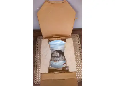 LOTE 199 - 01 RARO PRATO PORCELANA FRANCISCANA DA HISTORIC PROVIDENCE MINT WORLD PREMIER FIRST EDITION, DA COLEÇAO CELEIROS AMERICANOS EM EXTINÇÃO  DE 1983, DA SÉRIE THE VANISHING AMERICAN BARN, DA HARRIS HIEN, A SEGUNDA EDIÇÃO DA SÉRIE, INTITULADA "THE LOG BARN", FOREBAY BARN". O PRATO APRESENTA UMA REPRESENTAÇÃO ÚNICA, DETALHADA E COLORIDA DE UM TIPO DE CELEIRO AMERICANO, SITUADO EM UM CENÁRIO DE FAZENDA DE DIFERENTES REGIÕES DO PAÍS, COM DETALHES DOURADOS NA BORDA. ESTAMPADAS NA PARTE INFERIOR COM O NOME DA SÉRIE, TÍTULO, ASSINATURA IMPRESSA DO ARTISTA E A MARCA THE HISTORIC PROVIDENCE MINT, E MEDEM APROXIMADAMENTE 21,8 CM DE DIÂMETRO. EM EXCELENTE ESTADO, POSSUI A CAIXA ORIGINAL E OS DOCUMENTOS.O SUPORTE DO PRATO NÃO ESTÁ INCLUÍDO. (NO ESTADO) ATENÇÃO! FAZER A VISITAÇÃO ANTES DE ARREMATAR, NÃO SABEMOS SE FUNCIONA, LEILÃO NÃO TEM GARANTIA E NEM DEVOLUÇÃO, SUJEITO A POSSÍVEIS AVARIAS VISÍVEIS/OCULTAS E/OU AUSÊNCIA DE COMPONENTES.