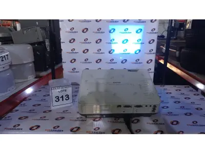 LOTE 313 - 01 PROJETOR MARCA SANYO. (NO ESTADO) ATENÇÃO! FAZER A VISITAÇÃO ANTES DE ARREMATAR, NÃO SABEMOS SE FUNCIONA, LEILÃO NÃO TEM GARANTIA E NEM DEVOLUÇÃO, SUJEITO A POSSÍVEIS AVARIAS VISÍVEIS/OCULTAS E/OU AUSÊNCIA DE COMPONENTES.