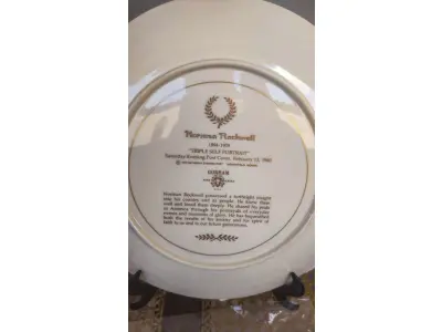 LOTE 076 - 01 RARO PRATO DE PAREDE GRANDE DE MEADOS DO SÉCULO PARA AMANTES E COLECIONADORES DE NORMAN ROCKWELL! ESTE É UM PRATO COLECIONÁVEL DE PORCELANA VINTAGE DE EDIÇÃO LIMITADA. FEITO POR GORHAM EM 1978, ESTE BELO PRATO  MOSTRA UMA CÓPIA DO "TRIPLE SELF PORTRAIT" DE NORMAN ROCKWELL, QUE FOI PUBLICADO ORIGINALMENTE NA CAPA DO SATURDAY EVENING POST UM EVENTO DE 13 DE FEVEREIRO DE 1960 NOS EUA . A CENA MOSTRA UM ARTISTA OLHANDO SEU REFLEXO NO ESPELHO E USÁ-LO PARA ESBOÇAR SEU AUTORRETRATO. É O PRESENTE DE DECORAÇÃO AMERICANA PERFEITO, CONDIÇÃO EXCELENTE! ESTA PLACA FOI ENCONTRADA EM UM ARMÁRIO DURANTE A VENDA DE UMA PROPRIEDADE, APÓS MUITOS ANOS GUARDADA.  CAIXA ORIGINAL. O PRATO MEDE 26,5 CM DE DIÂMETRO.  SUPORTE PARA PRATO NÃO INCLUÍDO NESTA VENDA. (NO ESTADO) ATENÇÃO! FAZER A VISITAÇÃO ANTES DE ARREMATAR, NÃO SABEMOS SE FUNCIONA, LEILÃO NÃO TEM GARANTIA E NEM DEVOLUÇÃO, SUJEITO A POSSÍVEIS AVARIAS VISÍVEIS/OCULTAS E/OU AUSÊNCIA DE COMPONENTES.