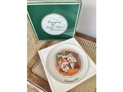 LOTE 078 - 01 LINDO PRATO DE NATAL DA SÉRIE AVON CHRISTMAS PLATE  PRATO DE COLECIONADOR FEITO NA INGLATERRA POR ENOCH WEDGWOOD COUNTRY CHRISTMAS SERIES 3ª EDIÇÃO HOLIDAY WEDGWOOD VINTAGE. (TUNSTALL) EM 1983.COM 23,5 CM DE DIÂMETRO A IMPRESSÃO NESTE PRATO É DE "APROVEITANDO O BEM ANTES DO NATAL" COM DOIS ANÉIS DE OURO 22K . ITEM COMPRADO EM GARAGENS DE ANTIGUIDADES NOS EUA.SUPORTE PARA PRATO NÃO INCLUÍDO NESTA VENDA.SUPORTE PARA PRATO NÃO INCLUÍDO NESTA VENDA. (NO ESTADO) ATENÇÃO! FAZER A VISITAÇÃO ANTES DE ARREMATAR, NÃO SABEMOS SE FUNCIONA, LEILÃO NÃO TEM GARANTIA E NEM DEVOLUÇÃO, SUJEITO A POSSÍVEIS AVARIAS VISÍVEIS/OCULTAS E/OU AUSÊNCIA DE COMPONENTES.