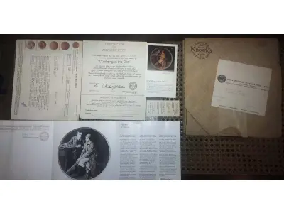 LOTE 228 - 01 RARO PRATO DE NORMAN ROCKWELL "CONFIANDO NA TOCA" EM INGLÊS "CONFIDING IN THE DEN"  PEÇA DE COLECIONADOR  VINTAGE NORMAN ROCKWELL "CONFIANDO NA TOCA" COM DETALHES EM OURO 24K. PRATO NUMERADO DE PORCELANA FINA EDWIN M. KNOWLES. EDIÇÃO LIMITADA NUMERADA 15298B E DATA DA COMPRA EM 17/03/1984DE NORMAN ROCKWELL, DÉCIMA PRIMEIRA EDIÇÃO DA COLEÇÃO MULHERES REDESCOBERTAS DE ROCKWELL, FEITA EM UMA EDIÇÃO ESTRITAMENTE LIMITADA A CEM DIAS DE QUEIMA E CERTIFICADA COMO UM "VERDADEIRO CLÁSSICO ROCKWELL" PELA ROCKWELL SOCIETY OF AMERICA. COM CERTIFICADO DE AUTENTICIDADE  DOCUMENTOS E NOTRA DE COMPRA E  DATADA EM 17/03/1984 E CAIXA ORIGINAL. O PRATO MEDE 21,5 CM DE DIÂMETRO. ITEM COMPRADO EM GARAGENS DE ANTIGUIDADES NOS EUA. SUPORTE PARA PRATO NÃO INCLUÍDO NESTA VENDA. (NO ESTADO) ATENÇÃO! FAZER A VISITAÇÃO ANTES DE ARREMATAR, NÃO SABEMOS SE FUNCIONA, LEILÃO NÃO TEM GARANTIA E NEM DEVOLUÇÃO, SUJEITO A POSSÍVEIS AVARIAS VISÍVEIS/OCULTAS E/OU AUSÊNCIA DE COMPONENTES.