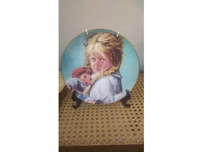 LOTE 254 - 01 PRATO COLECIONÁVEIS ​​DE EDIÇÃO LIMITADA A 10 MIL TIRAGENS. ESTE E O PRATO DE NUMERO 4666 APRESENTA O TEDDY & TERRY DA PACIFIC ART, LINDAMENTE TRABALHADO EM PORCELANA COM UM DIÂMETRO DE 21,5 CM. O DESIGN COLORIDO REFLETE A CULTURA AMERICANA E A ERA DA CERÂMICA ARTÍSTICA DO FINAL DO SÉCULO XX. A MARCA KNOWLES É RECONHECIDA POR SEU ESTILO DECORATIVO E ESTE CONJUNTO NÃO É EXCEÇÃO. OS PRATOS SÃO PERFEITOS PARA TODAS AS OCASIÕES E SERIAM UM ÓTIMO COMPLEMENTO PARA QUALQUER COLEÇÃO DECORATIVA. A TÉCNICA DE PRODUÇÃO E O ESTILO SÃO EVIDENTES NOS DETALHES INTRINCADOS DO DESIGN. A LINHA DE PRODUTOS, EARLY AMERICAN, CONTRIBUI PARA A SINGULARIDADE DO CONJUNTO.ITEM COMPRADO E GARAGENS DE ANTIGUIDADES NOS EUA. SUPORTE PARA PRATO NÃO INCLUÍDO NESTA VENDA. (NO ESTADO) ATENÇÃO! FAZER A VISITAÇÃO ANTES DE ARREMATAR, NÃO SABEMOS SE FUNCIONA, LEILÃO NÃO TEM GARANTIA E NEM DEVOLUÇÃO, SUJEITO A POSSÍVEIS AVARIAS VISÍVEIS/OCULTAS E/OU AUSÊNCIA DE COMPONENTES.