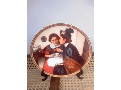 01 PRATO DE COLECIONADOR NORMAN ROCKWELL DE 1983, FABRICADO PELA KNOWLES, A MARCA MAIS ANTIGA DA AMÉRICA EM PORCELANA FINA, FUNDADA EM 1854. ESTE PRATO É O NÚMERO 17992C  DA ÚNICA EDIÇÃO LIMITADA DE "GOSSIPING IN THE ALCOVE", DE NORMAN ROCKWELL, COM 21 CM DE DIÂMETRO SEXTA EDIÇÃO DA COLEÇÃO ROCKWELL'S REDISCOVERED WOMEN, COM SELO DE AUTENTICIDADE E CERTIFICADOS E DOCUMENTOS DO MESMO DATA DA COMPRA EM 03/031/983 FEITA EM UMA EDIÇÃO ESTRITAMENTE LIMITADA A CENTO E CINQUENTA DIAS DE QUEIMA E CERTIFICADA COMO UM "VERDADEIRO CLÁSSICO ROCKWELL" PELA ROCKWELL SOCIETY OF AMERICA. NÚMERO BRADEX: 84-R70-4.6. ITEM COMPRADO E GARAGENS DE ANTIGUIDADES NOS EUA. SUPORTE PARA PRATO NÃO INCLUÍDO NESTA VENDA. (NO ESTADO) ATENÇÃO! FAZER A VISITAÇÃO ANTES DE ARREMATAR, NÃO SABEMOS SE FUNCIONA, LEILÃO NÃO TEM GARANTIA E NEM DEVOLUÇÃO, SUJEITO A POSSÍVEIS AVARIAS VISÍVEIS/OCULTAS E/OU AUSÊNCIA DE COMPONENTES.