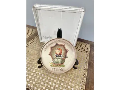 LOTE 044 - 01 LINDA E RARA PLACA DE MEMBRO DO CLUBE DE COLECIONADORES GOEBEL HUMMEL PLACA Nº 690 EDIÇÃO ESPECIAL Nº 2 DE 1978 COM 15 CM DE CUMPRIMENTO "GERMANIA"  LANÇADA SOMETE PARA MEMBROS DO CLUBE DE COLECIONADORES GOEBEL. ITEM COMPRADO EM GARAGENS DE ANTIGUIDADES NOS EUA.SUPORTE PARA PRATO NÃO INCLUÍDO NESTA VENDA. (NO ESTADO) ATENÇÃO! FAZER A VISITAÇÃO ANTES DE ARREMATAR, NÃO SABEMOS SE FUNCIONA, LEILÃO NÃO TEM GARANTIA E NEM DEVOLUÇÃO, SUJEITO A POSSÍVEIS AVARIAS VISÍVEIS/OCULTAS E/OU AUSÊNCIA DE COMPONENTES.