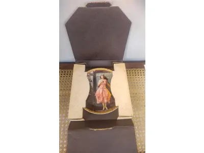 01 BELO PRATO DE COLECIONADOR DE NORMAN ROCKWELL,COMPORADO EM 27/05/1983 VINTAGE DA EDWIN M. KNOWLES, ILUSTRADO PELO ICÔNICO NORMAN ROCKWELL. LANÇADO EM 1983, FAZ PARTE DA 7ª EDIÇÃO DA COLEÇÃO ROCKWELL'S REDISCOVERED WOMEN E FOI PRODUZIDO DE FORMA LIMITADA POR 150 DIAS, COM CERTIFICAÇÃO OFICIAL COMO "STANDING IN THE DOORWAY" PELA SOCIEDADE ROCKWELL AMERICANA. DIÂMETRO: 21,5 CM EDIÇÃO LIMITADA: 7ª EDIÇÃO (1983),COM CERTIFICADO DE AUTENTICIDADE. ITEM COMPRADO E GARAGENS DE ANTIGUIDADES NOS EUA.SUPORTE PARA PRATO NÃO INCLUÍDO NESTA VENDA. (NO ESTADO) ATENÇÃO! FAZER A VISITAÇÃO ANTES DE ARREMATAR, NÃO SABEMOS SE FUNCIONA, LEILÃO NÃO TEM GARANTIA E NEM DEVOLUÇÃO, SUJEITO A POSSÍVEIS AVARIAS VISÍVEIS/OCULTAS E/OU AUSÊNCIA DE COMPONENTES.