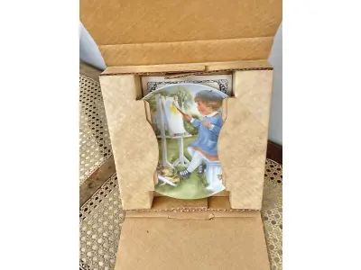 LOTE 042 - 01 RARO PRATO DE PAREDE DE PORCELANA MY MAGIC HAT DA SÉRIE RUSTY MONEY PARECE QUE FOI ONTEM, SÉRIE "SEEMS LIKE YESTERDAY" "MY QUINTA EDIÇÃO PRODUÇÃO LIMITADA POR APENAS 10 DIAS DE PRODUÇÃO ,ENCERRADA DEFINITIVAMENTE, COM 21 CM DE DIAMETRÔ COM CERTIFICAFO DE AUNTECIDADE ITEM COMPRADO EM GARAGENS DE ANTIGUIDADES NOS EUA.SUPORTE PARA PRATO NÃO INCLUÍDO NESTA VENDA. (NO ESTADO) ATENÇÃO! FAZER A VISITAÇÃO ANTES DE ARREMATAR, NÃO SABEMOS SE FUNCIONA, LEILÃO NÃO TEM GARANTIA E NEM DEVOLUÇÃO, SUJEITO A POSSÍVEIS AVARIAS VISÍVEIS/OCULTAS E/OU AUSÊNCIA DE COMPONENTES.