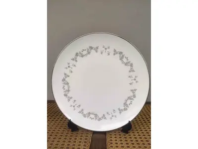 01 PRATO VINTAGE NORITAKE CHINA COLBURN. FABRICADOS NO JAPÃO EM 1982, PRATO COM ACABAMENTO BRANCO BRILHANTE E UM LINDO PADRÃO FLORAL COM 26,5 CM DE DIÂMETRO E SÃO PERFEITOS PARA ENFEITES EM TODAS AS OCASIÕES. FEITOS EM PORCELANA DE ALTA QUALIDADE, SÃO PEÇAS VINTAGE ORIGINAIS, COM ESTAMPAGEM E TÉCNICA DE PRODUÇÃO EM CERÂMICA. O PADRÃO COLBURN ADICIONA UM TOQUE CONTEMPORÂNEO À COLEÇÃO, TORNANDO-O UM ITEM ESSENCIAL PARA QUALQUER COLECIONADOR OU AMANTE DE CERÂMICA ARTÍSTICA. COMPRADO EM GARAGEM DE ANTIGUIDADES NOS EUA. “SUPORTE PARA PRATO NÃO INCLUÍDO NESTA VENDA. (NO ESTADO) ATENÇÃO! FAZER A VISITAÇÃO ANTES DE ARREMATAR, NÃO SABEMOS SE FUNCIONA, LEILÃO NÃO TEM GARANTIA E NEM DEVOLUÇÃO, SUJEITO A POSSÍVEIS AVARIAS VISÍVEIS/OCULTAS E/OU AUSÊNCIA DE COMPONENTES.