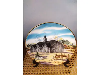 LOTE 202 - 01 RARO PRATO PORCELANA DA COLEÇAO CELEIROS AMERICANOS EM EXTINÇÃO FRANCISCANA DA HISTORIC PROVIDENCE MINT WORLD PREMIER FIRST EDITION, DE 1983, DA SÉRIE THE VANISHING AMERICAN BARN, DA HARRIS HIEN, A SEGUNDA EDIÇÃO DA SÉRIE, INTITULADA "THE LOG BARN", VICTORIAN BARN". O PRATO APRESENTA UMA REPRESENTAÇÃO ÚNICA, DETALHADA E COLORIDA DE UM TIPO DE CELEIRO AMERICANO, SITUADO EM UM CENÁRIO DE FAZENDA DE DIFERENTES REGIÕES DO PAÍS, COM DETALHES DOURADOS NA BORDA. ESTAMPADAS NA PARTE INFERIOR COM O NOME DA SÉRIE, TÍTULO, ASSINATURA IMPRESSA DO ARTISTA E A MARCA THE HISTORIC PROVIDENCE MINT, E MEDEM APROXIMADAMENTE 21,8 CM DE DIÂMETRO. EM EXCELENTE ESTADO, POSSUI A CAIXA ORIGINAL E OS DOCUMENTOS.O SUPORTE DO PRATO NÃO ESTÁ INCLUÍDO. (NO ESTADO) ATENÇÃO! FAZER A VISITAÇÃO ANTES DE ARREMATAR, NÃO SABEMOS SE FUNCIONA, LEILÃO NÃO TEM GARANTIA E NEM DEVOLUÇÃO, SUJEITO A POSSÍVEIS AVARIAS VISÍVEIS/OCULTAS E/OU AUSÊNCIA DE COMPONENTES.