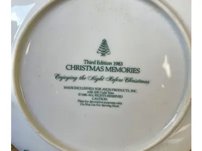 LOTE 078 - 01 LINDO PRATO DE NATAL DA SÉRIE AVON CHRISTMAS PLATE  PRATO DE COLECIONADOR FEITO NA INGLATERRA POR ENOCH WEDGWOOD COUNTRY CHRISTMAS SERIES 3ª EDIÇÃO HOLIDAY WEDGWOOD VINTAGE. (TUNSTALL) EM 1983.COM 23,5 CM DE DIÂMETRO A IMPRESSÃO NESTE PRATO É DE "APROVEITANDO O BEM ANTES DO NATAL" COM DOIS ANÉIS DE OURO 22K . ITEM COMPRADO EM GARAGENS DE ANTIGUIDADES NOS EUA.SUPORTE PARA PRATO NÃO INCLUÍDO NESTA VENDA.SUPORTE PARA PRATO NÃO INCLUÍDO NESTA VENDA. (NO ESTADO) ATENÇÃO! FAZER A VISITAÇÃO ANTES DE ARREMATAR, NÃO SABEMOS SE FUNCIONA, LEILÃO NÃO TEM GARANTIA E NEM DEVOLUÇÃO, SUJEITO A POSSÍVEIS AVARIAS VISÍVEIS/OCULTAS E/OU AUSÊNCIA DE COMPONENTES.