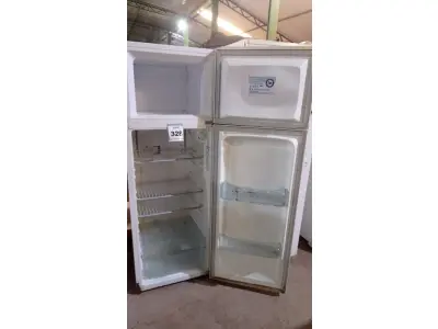 LOTE 328 - 01 GELADEIRA MARCA ELECTROLUX. (NO ESTADO) ATENÇÃO! FAZER A VISITAÇÃO ANTES DE ARREMATAR, NÃO SABEMOS SE FUNCIONA, LEILÃO NÃO TEM GARANTIA E NEM DEVOLUÇÃO, SUJEITO A POSSÍVEIS AVARIAS VISÍVEIS/OCULTAS E/OU AUSÊNCIA DE COMPONENTES.