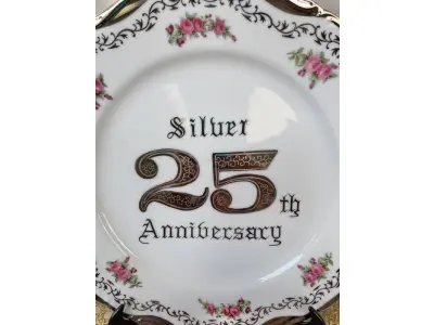 01 BELO PRATO DE PORCELANA FINA NORCREST 26 CM DE DIAMETRO COM ESCRITAS EM PRATA, É UM ITEM ESSENCIAL PARA COLECIONADORES E APRECIADORES DE DECORAÇÃO ELEGANTE. O PRATO APRESENTA UM DESLUMBRANTE PADRÃO DE ROSAS COR-DE-ROSA E DETALHES EM PRATA, TORNANDO-O UM PRESENTE PERFEITO PARA UM ANIVERSÁRIO DE 25 ANOS OU QUALQUER OCASIÃO ESPECIAL. ESTE PRATO DE COLECIONADOR É UMA OBRA DE ARTE QUE ADICIONARÁ UM TOQUE DE SOFISTICAÇÃO A QUALQUER AMBIENTE. O PRATO VEM DE UMA MARCA CONFIÁVEL E CERTAMENTE SERÁ UMA ADIÇÃO VALIOSA A QUALQUER COLEÇÃO.ITEM COMPRADO EM GARAGENS DE ANTIGUIDADES NOS EUA. SUPORTE PARA PRATO NÃO INCLUÍDO NESTA VENDA. (NO ESTADO) ATENÇÃO! FAZER A VISITAÇÃO ANTES DE ARREMATAR, NÃO SABEMOS SE FUNCIONA, LEILÃO NÃO TEM GARANTIA E NEM DEVOLUÇÃO, SUJEITO A POSSÍVEIS AVARIAS VISÍVEIS/OCULTAS E/OU AUSÊNCIA DE COMPONENTES.