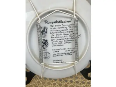 01 BELO PRATO DE COLECIONADOR DO FAMOS ARTISTA CHARLES GEHM, COM 20 CM DE DIÂMETRO RETRATA UM CONTO DE FADAS CLÁSSICO DOS IRMÃOS GRIMM, RUPELSTILZCHEN. PRODUZIDA PELA KÖNIGSZELT BAVARIA EM UMA EDIÇÃO LIMITADA EM 1981.COM O CERTIFICADO DE AUTENTICIDADE  E FOLHETOS DOS MESMO  FABRICADO NA ALEMANHA EM 1981, O PRATO APRESENTA UM ESTILO E TÉCNICA DE PRODUÇÃO EM CERÂMICA ARTÍSTICA REQUINTADA. O PRATO ESTÁ EM PERFEITAS CONDIÇÕES, PRONTO PARA SER EXIBIDO OU ADICIONADO À COLEÇÃO DE PRATOS DE QUALQUER COLECIONADOR. A ÉPOCA DO PRATO SITUA-SE NO FINAL DO SÉCULO XX, ESPECIFICAMENTE ENTRE OS ANOS DE 1970 E 1999.ITEM COMPRADO E GARAGENS DE ANTIGUIDADES NOS EUA. SUPORTE PARA PRATO NÃO INCLUÍDO NESTA VENDA. (NO ESTADO) ATENÇÃO! FAZER A VISITAÇÃO ANTES DE ARREMATAR, NÃO SABEMOS SE FUNCIONA, LEILÃO NÃO TEM GARANTIA E NEM DEVOLUÇÃO, SUJEITO A POSSÍVEIS AVARIAS VISÍVEIS/OCULTAS E/OU AUSÊNCIA DE COMPONENTES.
