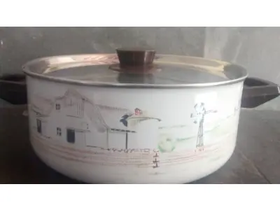 01 PANELA ANTIGA ESMALTADA DECADA DE 80. (NO ESTADO) ATENÇÃO! FAZER A VISITAÇÃO ANTES DE ARREMATAR, NÃO SABEMOS SE FUNCIONA, LEILÃO NÃO TEM GARANTIA E NEM DEVOLUÇÃO, SUJEITO A POSSÍVEIS AVARIAS VISÍVEIS/OCULTAS E/OU AUSÊNCIA DE COMPONENTES.