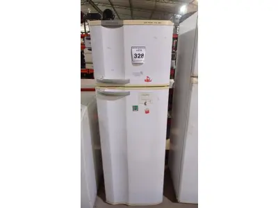 LOTE 328 - 01 GELADEIRA MARCA ELECTROLUX. (NO ESTADO) ATENÇÃO! FAZER A VISITAÇÃO ANTES DE ARREMATAR, NÃO SABEMOS SE FUNCIONA, LEILÃO NÃO TEM GARANTIA E NEM DEVOLUÇÃO, SUJEITO A POSSÍVEIS AVARIAS VISÍVEIS/OCULTAS E/OU AUSÊNCIA DE COMPONENTES.