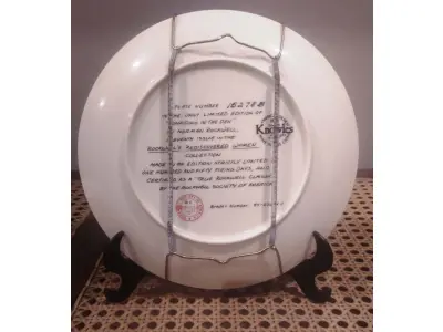 01 RARO PRATO DE NORMAN ROCKWELL "CONFIANDO NA TOCA" EM INGLÊS "CONFIDING IN THE DEN"  PEÇA DE COLECIONADOR  VINTAGE NORMAN ROCKWELL "CONFIANDO NA TOCA" COM DETALHES EM OURO 24K. PRATO NUMERADO DE PORCELANA FINA EDWIN M. KNOWLES. EDIÇÃO LIMITADA NUMERADA 15298B E DATA DA COMPRA EM 17/03/1984DE NORMAN ROCKWELL, DÉCIMA PRIMEIRA EDIÇÃO DA COLEÇÃO MULHERES REDESCOBERTAS DE ROCKWELL, FEITA EM UMA EDIÇÃO ESTRITAMENTE LIMITADA A CEM DIAS DE QUEIMA E CERTIFICADA COMO UM "VERDADEIRO CLÁSSICO ROCKWELL" PELA ROCKWELL SOCIETY OF AMERICA. COM CERTIFICADO DE AUTENTICIDADE  DOCUMENTOS E NOTRA DE COMPRA E  DATADA EM 17/03/1984 E CAIXA ORIGINAL. O PRATO MEDE 21,5 CM DE DIÂMETRO. ITEM COMPRADO EM GARAGENS DE ANTIGUIDADES NOS EUA. SUPORTE PARA PRATO NÃO INCLUÍDO NESTA VENDA. (NO ESTADO) ATENÇÃO! FAZER A VISITAÇÃO ANTES DE ARREMATAR, NÃO SABEMOS SE FUNCIONA, LEILÃO NÃO TEM GARANTIA E NEM DEVOLUÇÃO, SUJEITO A POSSÍVEIS AVARIAS VISÍVEIS/OCULTAS E/OU AUSÊNCIA DE COMPONENTES.