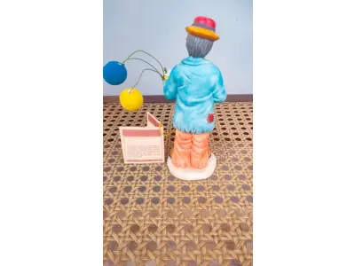 LOTE 198 - 01 ESTATUETA RARA DE SE ACHAR NOS EUA DE PALHAÇO DE CERÂMICA VINTAGE DA COLEÇÃO FLAMBRO DE EMMETT KELLY JR. PAÍS/REGIÃO DE FABRICAÇÃO TAIWAN. ESTA ESTATUETA DO EMMETT KELLY JR. APRESENTA UM PALHAÇO EMMETT KELLY JR. PALHAÇO CARENTE  COM BALÕES ORIGINAL. EXCELENTE ESTADO, SEM LASCAS, RACHADURAS EM ÓTIMO ESTADO PEÇA RARA ITEM LANÇADOS ANOS 90 NOS EUA  CM DE ALTURA E UMA BASE DE 15 ​​CM. COM  SUA ASSINATURA NA PARTE INFERIOR JUNTO COM "EXCLUSIVAMENTE DA FLAMBRO EMPRESA FAMOSA NOS EUA DECADA DE 90, COMPRADAS EM LOJAS DE ANTIGUIDADES DOS EUA. (NO ESTADO) ATENÇÃO! FAZER A VISITAÇÃO ANTES DE ARREMATAR, NÃO SABEMOS SE FUNCIONA, LEILÃO NÃO TEM GARANTIA E NEM DEVOLUÇÃO, SUJEITO A POSSÍVEIS AVARIAS VISÍVEIS/OCULTAS E/OU AUSÊNCIA DE COMPONENTES.