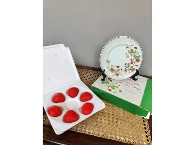 LOTE 222 - 01 PRATO DE PORCELANA VINTAGE AVON MORANGO COM 6 SABONETES  DE 1978.ESTE PRATO, FEITO DE PORCELANA FINA, FOI DECORADO À MÃO COM DETALHES EM OURO 22K NO BRASIL. O PRATO TEM 19 CM DE DIÂMETRO. EXCELENTE ESTADO. ITEM RARO COMPRADO EM HARVEST HILLS NOS EUA ESTAVA GUARDADO A ANOS.SUPORTE PARA PRATO NÃO INCLUÍDO NESTA VENDA. (NO ESTADO) ATENÇÃO! FAZER A VISITAÇÃO ANTES DE ARREMATAR, NÃO SABEMOS SE FUNCIONA, LEILÃO NÃO TEM GARANTIA E NEM DEVOLUÇÃO, SUJEITO A POSSÍVEIS AVARIAS VISÍVEIS/OCULTAS E/OU AUSÊNCIA DE COMPONENTES.