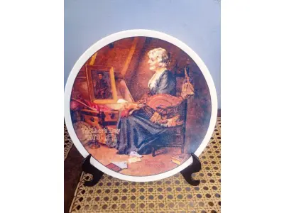 LOTE 234 - 01 PRATO DE NORMAN ROCKWELL EDIÇÃO LIMITADA "REFLEXÕES"PRATO OFICIAL DE EDIÇÃO LIMITADA DE 1979 PRATO NUMERADO O1644E COM CERTIFICADO PRATO DO DIA DAS MÃES ENDOSSADO COM CERTIFICADO COMO UM GENUÍNO CLÁSSICO ROCKWELL. FINA EDWIN M KNOWLES. COM CERTIFICADO DE AUTENTICIDADE, ESTE PRATO RETRATA “REFLEXÕES" E É FEITO NOS ESTADOS UNIDOS. PERFEITO PARA FÃS DA ICÔNICA OBRA DE ROCKWELL, ESTE PRATO DE COLECIONADOR É UM ITEM ESSENCIAL PARA QUALQUER COLEÇÃO. COM 21 CM DE DIÂMETRO ADICIONE ESTA PEÇA DESLUMBRANTE À SUA COLEÇÃO HOJE MESMO E ADMIRE OS DETALHES COMPLEXOS E AS BELAS CORES QUE FAZEM DESTE PRATO UMA OBRA DE ARTE. COM CERTIFICADO DE AUTENTICIDADE. ITEM COMPRADO E GARAGENS DE ANTIGUIDADES NOS EUA. SUPORTE PARA PRATO NÃO INCLUÍDO NESTA VENDA. (NO ESTADO) ATENÇÃO! FAZER A VISITAÇÃO ANTES DE ARREMATAR, NÃO SABEMOS SE FUNCIONA, LEILÃO NÃO TEM GARANTIA E NEM DEVOLUÇÃO, SUJEITO A POSSÍVEIS AVARIAS VISÍVEIS/OCULTAS E/OU AUSÊNCIA DE COMPONENTES.