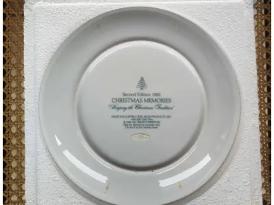 LOTE 096 - 01 LINDO PRATO DE NATAL DA SÉRIE AVON COM 21 CM DE DIÂMETRO  CHRISTMAS MEMORIES, DE 1982, É UMA VERDADEIRA JOIA. COM SEU DESIGN INTRINCADO E DETALHES EM OURO 22K, É UM COMPLEMENTO PERFEITO PARA QUALQUER COLEÇÃO. O MATERIAL EM PORCELANA E A FABRICAÇÃO JAPONESA O TORNAM UM ITEM DURÁVEL E DE ALTA QUALIDADE ,COM UM LINDO TEMA NATALINO, TORNANDO-SE UMA ÓTIMA DECORAÇÃO PARA AS FESTAS DE FIM DE ANO. ESTE PRATO DE COLECIONADOR DA AVON É UM ITEM ESSENCIAL PARA QUALQUER COLECIONADOR OU FÃ DO NATAL.  FEITO EXCLUSIVAMENTE PARA A AVON PEÇA COMPRADA EM GARAGEM DE ANTIGUIDADES NOS EUA. SUPORTE PARA PRATO NÃO INCLUÍDO NESTA VENDA. (NO ESTADO) ATENÇÃO! FAZER A VISITAÇÃO ANTES DE ARREMATAR, NÃO SABEMOS SE FUNCIONA, LEILÃO NÃO TEM GARANTIA E NEM DEVOLUÇÃO, SUJEITO A POSSÍVEIS AVARIAS VISÍVEIS/OCULTAS E/OU AUSÊNCIA DE COMPONENTES.