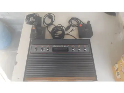 LOTE 029 - 01 LINDO ATARI AMERICANO - ITEM COMPRADO EM GARAGEM DE ANTIGUIDADES NOS EUA - SUPER CONSERVADO. (NO ESTADO) ATENÇÃO! FAZER A VISITAÇÃO ANTES DE ARREMATAR, NÃO SABEMOS SE FUNCIONA, LEILÃO NÃO TEM GARANTIA E NEM DEVOLUÇÃO, SUJEITO A POSSÍVEIS AVARIAS VISÍVEIS/OCULTAS E/OU AUSÊNCIA DE COMPONENTES.