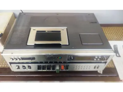 LOTE 213 - 01 VÍDEO CASSETE TOSHIBA BETAMAX ITEM MUITO BEM CONSERVADO ITEM IMPORTADO DO JAPÃO. (NO ESTADO) ATENÇÃO! FAZER A VISITAÇÃO ANTES DE ARREMATAR, NÃO SABEMOS SE FUNCIONA, LEILÃO NÃO TEM GARANTIA E NEM DEVOLUÇÃO, SUJEITO A POSSÍVEIS AVARIAS VISÍVEIS/OCULTAS E/OU AUSÊNCIA DE COMPONENTES.