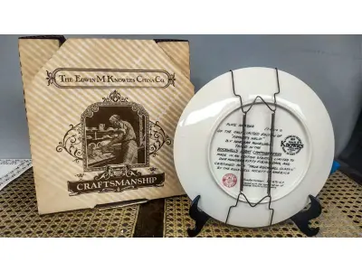 LOTE 094 - 01 BELO PRATO NORMAN ROCKWELL COM 21,5 CM DE DIÂMETRO APRESENTA A ICÔNICA OBRA DE ARTE DE NORMAN ROCKWELL INTITULADA "EVENING'S EASE". FABRICADO NOS ESTADOS UNIDOS DURANTE A DÉCADA DE 1980, ESTE PRATO MULTICOLORIDO RETRATA A CENA SERENA DE UMA MULHER DESFRUTANDO DE UM MOMENTO DE PAZ EM SUA VARANDA. UMA ÓTIMA ADIÇÃO A QUALQUER COLEÇÃO DE ITENS DECORATIVOS COLECIONÁVEIS. FEITO EM UMA EDIÇÃO ESTRITAMENTE LIMITADA A 50 DIAS DE QUEIMA NOS EUA. POR KNOWLES, O NOME MAIS ANTIGO DA AMÉRICA EM FINE PORCELANA CHINA. ITEM DE COLECIONADOR, CAIXA ORIGINAL E COM CERTIFICADO DE AUTENTICIDADE. SUPORTE PARA PRATO NÃO INCLUÍDO NESTA VENDA. (NO ESTADO) ATENÇÃO! FAZER A VISITAÇÃO ANTES DE ARREMATAR, NÃO SABEMOS SE FUNCIONA, LEILÃO NÃO TEM GARANTIA E NEM DEVOLUÇÃO, SUJEITO A POSSÍVEIS AVARIAS VISÍVEIS/OCULTAS E/OU AUSÊNCIA DE COMPONENTES.