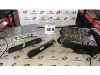 LOTE 306 - 01 MESA DE SOM COM 04 CANAIS E 02 MICROFONES SEM FIO COM BASE. (NO ESTADO) ATENÇÃO! FAZER A VISITAÇÃO ANTES DE ARREMATAR, NÃO SABEMOS SE FUNCIONA, LEILÃO NÃO TEM GARANTIA E NEM DEVOLUÇÃO, SUJEITO A POSSÍVEIS AVARIAS VISÍVEIS/OCULTAS E/OU AUSÊNCIA DE COMPONENTES.