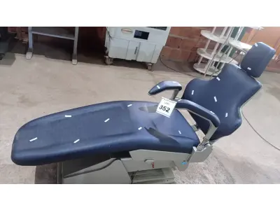 LOTE 352 - 01 CADEIRA ELÉTRICA ODONTOLÓGICA. (NO ESTADO) ATENÇÃO! FAZER A VISITAÇÃO ANTES DE ARREMATAR, NÃO SABEMOS SE FUNCIONA, LEILÃO NÃO TEM GARANTIA E NEM DEVOLUÇÃO, SUJEITO A POSSÍVEIS AVARIAS VISÍVEIS/OCULTAS E/OU AUSÊNCIA DE COMPONENTES.