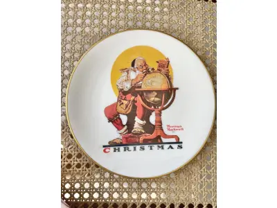 LOTE 224 - 01 BELO PRATO DE COLECIONADOR DE NORMAN ROCKWELL APRESENTA A EMOCIONANTE CENA DE "PLANEJANDO VISITAS DE NATAL" E É UM ITEM ESSENCIAL PARA QUALQUER COLEÇÃO. TEM BORDAS A OURO 24 K  COM 21,5 CM DE DIÂMETRO E É REPLETO DE DETALHES INTRINCADOS E CORES VIBRANTES QUE DÃO VIDA À CENA. O PRATO FOI FABRICADO NA DÉCADA DE 1970 PELA GORHAM, NOS ESTADOS UNIDOS. É UM ITEM VINTAGE E ESTÁ EM ÓTIMO ESTADO, PRONTO PARA SER EXIBIDO E APRECIADO POR MUITOS ANOS. ESTE SERIA UM PRESENTE PERFEITO PARA QUALQUER COLECIONADOR OU AMANTE DA OBRA DE NORMAN ROCKWELL.ITEM COMPRADO EM GARAGENS DE ANTIGUIDADES NOS EUA. SUPORTE PARA PRATO NÃO INCLUÍDO NESTA VENDA. (NO ESTADO) ATENÇÃO! FAZER A VISITAÇÃO ANTES DE ARREMATAR, NÃO SABEMOS SE FUNCIONA, LEILÃO NÃO TEM GARANTIA E NEM DEVOLUÇÃO, SUJEITO A POSSÍVEIS AVARIAS VISÍVEIS/OCULTAS E/OU AUSÊNCIA DE COMPONENTES.