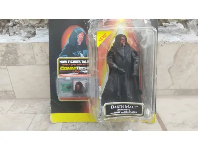 LOTE 103 - 01 BONECO DE COLEÇÃO DARTH MAUL TATOOINE COMM TECH STAR WARS EPISÓDIO 1 HASBRO. (NO ESTADO) ATENÇÃO! FAZER A VISITAÇÃO ANTES DE ARREMATAR, NÃO SABEMOS SE FUNCIONA, LEILÃO NÃO TEM GARANTIA E NEM DEVOLUÇÃO, SUJEITO A POSSÍVEIS AVARIAS VISÍVEIS/OCULTAS E/OU AUSÊNCIA DE COMPONENTES.