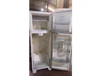 LOTE 330 - 01 GELADEIRA MARCA ELECTROLUX. 220V (NO ESTADO) ATENÇÃO! FAZER A VISITAÇÃO ANTES DE ARREMATAR, NÃO SABEMOS SE FUNCIONA, LEILÃO NÃO TEM GARANTIA E NEM DEVOLUÇÃO, SUJEITO A POSSÍVEIS AVARIAS VISÍVEIS/OCULTAS E/OU AUSÊNCIA DE COMPONENTES.