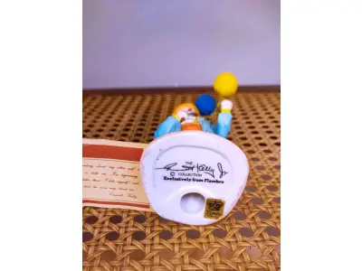 LOTE 198 - 01 ESTATUETA RARA DE SE ACHAR NOS EUA DE PALHAÇO DE CERÂMICA VINTAGE DA COLEÇÃO FLAMBRO DE EMMETT KELLY JR. PAÍS/REGIÃO DE FABRICAÇÃO TAIWAN. ESTA ESTATUETA DO EMMETT KELLY JR. APRESENTA UM PALHAÇO EMMETT KELLY JR. PALHAÇO CARENTE  COM BALÕES ORIGINAL. EXCELENTE ESTADO, SEM LASCAS, RACHADURAS EM ÓTIMO ESTADO PEÇA RARA ITEM LANÇADOS ANOS 90 NOS EUA  CM DE ALTURA E UMA BASE DE 15 ​​CM. COM  SUA ASSINATURA NA PARTE INFERIOR JUNTO COM "EXCLUSIVAMENTE DA FLAMBRO EMPRESA FAMOSA NOS EUA DECADA DE 90, COMPRADAS EM LOJAS DE ANTIGUIDADES DOS EUA. (NO ESTADO) ATENÇÃO! FAZER A VISITAÇÃO ANTES DE ARREMATAR, NÃO SABEMOS SE FUNCIONA, LEILÃO NÃO TEM GARANTIA E NEM DEVOLUÇÃO, SUJEITO A POSSÍVEIS AVARIAS VISÍVEIS/OCULTAS E/OU AUSÊNCIA DE COMPONENTES.