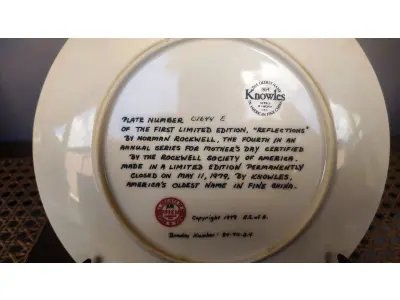 LOTE 234 - 01 PRATO DE NORMAN ROCKWELL EDIÇÃO LIMITADA "REFLEXÕES"PRATO OFICIAL DE EDIÇÃO LIMITADA DE 1979 PRATO NUMERADO O1644E COM CERTIFICADO PRATO DO DIA DAS MÃES ENDOSSADO COM CERTIFICADO COMO UM GENUÍNO CLÁSSICO ROCKWELL. FINA EDWIN M KNOWLES. COM CERTIFICADO DE AUTENTICIDADE, ESTE PRATO RETRATA “REFLEXÕES" E É FEITO NOS ESTADOS UNIDOS. PERFEITO PARA FÃS DA ICÔNICA OBRA DE ROCKWELL, ESTE PRATO DE COLECIONADOR É UM ITEM ESSENCIAL PARA QUALQUER COLEÇÃO. COM 21 CM DE DIÂMETRO ADICIONE ESTA PEÇA DESLUMBRANTE À SUA COLEÇÃO HOJE MESMO E ADMIRE OS DETALHES COMPLEXOS E AS BELAS CORES QUE FAZEM DESTE PRATO UMA OBRA DE ARTE. COM CERTIFICADO DE AUTENTICIDADE. ITEM COMPRADO E GARAGENS DE ANTIGUIDADES NOS EUA. SUPORTE PARA PRATO NÃO INCLUÍDO NESTA VENDA. (NO ESTADO) ATENÇÃO! FAZER A VISITAÇÃO ANTES DE ARREMATAR, NÃO SABEMOS SE FUNCIONA, LEILÃO NÃO TEM GARANTIA E NEM DEVOLUÇÃO, SUJEITO A POSSÍVEIS AVARIAS VISÍVEIS/OCULTAS E/OU AUSÊNCIA DE COMPONENTES.