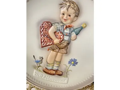 LOTE 052 - 01 RARO PRATO DE PORCELANA LINDAMENTE TRABALHADO DA FAMOSA M.J. HUMMEL GOEBEL APRESENTA UM FORMATO REDONDO E DESIGN MULTICOLORIDO, PERFEITO PARA TODAS AS OCASIÕES E ESTILOS DE DECORAÇÃO. É UM ITEM DE COLECIONADOR DA SEGUNDA EDIÇÃO DO PRATO VALENTINE JOY, GRAVADO COM DETALHES INTRINCADOS E FABRICADO NA ALEMANHA NA DÉCADA DE 1980.PEÇA ÚNICA DA CULTURA ALEMÃ E VEM DA FRANQUIA GOEBEL, UMA MARCA RENOMADA NO SETOR DE COLECIONÁVEIS ​​DECORATIVOS. LANÇADA SOMENTE PARA MEMBROS DO CLUBE DE COLECIONADORES GOEBEL. ITEM COMPRADO EM GARAGENS DE ANTIGUIDADES NOS EUA.SUPORTE PARA PRATO NÃO INCLUÍDO NESTA VENDA. (NO ESTADO) ATENÇÃO! FAZER A VISITAÇÃO ANTES DE ARREMATAR, NÃO SABEMOS SE FUNCIONA, LEILÃO NÃO TEM GARANTIA E NEM DEVOLUÇÃO, SUJEITO A POSSÍVEIS AVARIAS VISÍVEIS/OCULTAS E/OU AUSÊNCIA DE COMPONENTES.