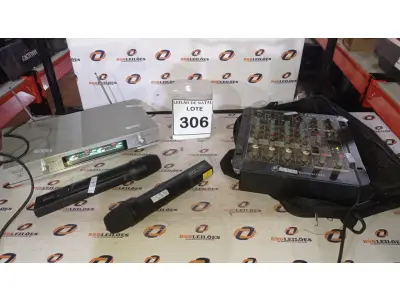 LOTE 306 - 01 MESA DE SOM COM 04 CANAIS E 02 MICROFONES SEM FIO COM BASE. (NO ESTADO) ATENÇÃO! FAZER A VISITAÇÃO ANTES DE ARREMATAR, NÃO SABEMOS SE FUNCIONA, LEILÃO NÃO TEM GARANTIA E NEM DEVOLUÇÃO, SUJEITO A POSSÍVEIS AVARIAS VISÍVEIS/OCULTAS E/OU AUSÊNCIA DE COMPONENTES.