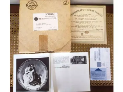 LOTE 226 - 01 PRATO DE COLECIONADOR VINTAGE APRESENTA A ICÔNICA OBRA DE ARTE DE NORMAN ROCKWELL  DE UM CASAL QUE FOI PINTADO POR NORMAM EM 1925 REPRODUZIDA KNOWLES" EDIÇÃO LIMITADA  PELA  INTITULADA "COMPROMISSO DE UM CASAL". EM INGLÊS "A COUPLE'S COMMITMENT " O PRATO DE PORCELANA REDONDO COM 21,5 CM  DE DIÂMETRO E É DECORADO EM MULTICOLORIDO. É UMA ADIÇÃO PERFEITA A QUALQUER COLEÇÃO DE ITENS DECORATIVOS E CULTURAIS AMERICANOS. FABRICADA NOS ESTADOS UNIDOS NOS ANOS 80.ITEM COMPRADO EM GARAGENS DE ANTIGUIDADES NOS EUA. SUPORTE PARA PRATO NÃO INCLUÍDO NESTA VENDA. (NO ESTADO) ATENÇÃO! FAZER A VISITAÇÃO ANTES DE ARREMATAR, NÃO SABEMOS SE FUNCIONA, LEILÃO NÃO TEM GARANTIA E NEM DEVOLUÇÃO, SUJEITO A POSSÍVEIS AVARIAS VISÍVEIS/OCULTAS E/OU AUSÊNCIA DE COMPONENTES.