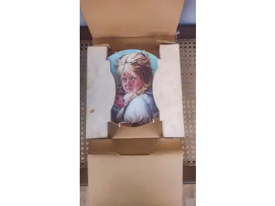 01 PRATO COLECIONÁVEIS ​​DE EDIÇÃO LIMITADA A 10 MIL TIRAGENS. ESTE E O PRATO DE NUMERO 4666 APRESENTA O TEDDY & TERRY DA PACIFIC ART, LINDAMENTE TRABALHADO EM PORCELANA COM UM DIÂMETRO DE 21,5 CM. O DESIGN COLORIDO REFLETE A CULTURA AMERICANA E A ERA DA CERÂMICA ARTÍSTICA DO FINAL DO SÉCULO XX. A MARCA KNOWLES É RECONHECIDA POR SEU ESTILO DECORATIVO E ESTE CONJUNTO NÃO É EXCEÇÃO. OS PRATOS SÃO PERFEITOS PARA TODAS AS OCASIÕES E SERIAM UM ÓTIMO COMPLEMENTO PARA QUALQUER COLEÇÃO DECORATIVA. A TÉCNICA DE PRODUÇÃO E O ESTILO SÃO EVIDENTES NOS DETALHES INTRINCADOS DO DESIGN. A LINHA DE PRODUTOS, EARLY AMERICAN, CONTRIBUI PARA A SINGULARIDADE DO CONJUNTO.ITEM COMPRADO E GARAGENS DE ANTIGUIDADES NOS EUA. SUPORTE PARA PRATO NÃO INCLUÍDO NESTA VENDA. (NO ESTADO) ATENÇÃO! FAZER A VISITAÇÃO ANTES DE ARREMATAR, NÃO SABEMOS SE FUNCIONA, LEILÃO NÃO TEM GARANTIA E NEM DEVOLUÇÃO, SUJEITO A POSSÍVEIS AVARIAS VISÍVEIS/OCULTAS E/OU AUSÊNCIA DE COMPONENTES.