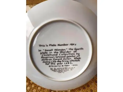 LOTE 020 - 01 LOTE DE PRATOS DE COLECIONADOR VINTAGE WONDER OF CHILDHOOD, OBRA DE ARTE DE DONALD ZOLAN, PRATO DE COLECIONADOR DE DONALD ZOLAN SÃO IMAGENS ADORÁVEIS QUE RETRATAM A MARAVILHA DA INFÂNCIA. ELES FORAM FABRICADOS PELA PEMBERTON & OAKES NA DÉCADA DE 1980.FORAM VENDIDOS POR APENAS 22 DIAS LOGO APOS ENCERRADA AS VENDAS. "PEQUENA MARAVILHA", DA FAMOSA SÉRIE DE CANÇÕES DE NINAR DE DONALD ZOLAN, DE 1985. FABRICADO NOS EUA.O PRATO NÚMERO 1939 A VEM NA CAIXA E DOCUMENTAÇÃO ORIGINAIS.ITEM COMPRADO EM GARAGENS DE ANTIGUIDADES NOS EUA. (NO ESTADO) ATENÇÃO! FAZER A VISITAÇÃO ANTES DE ARREMATAR, NÃO SABEMOS SE FUNCIONA, LEILÃO NÃO TEM GARANTIA E NEM DEVOLUÇÃO, SUJEITO A POSSÍVEIS AVARIAS VISÍVEIS/OCULTAS E/OU AUSÊNCIA DE COMPONENTES.